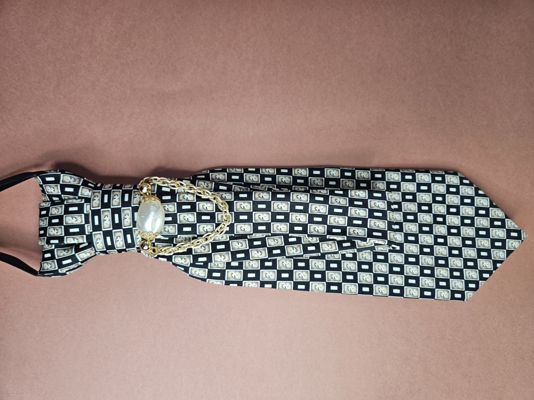 Cravate noire et beige